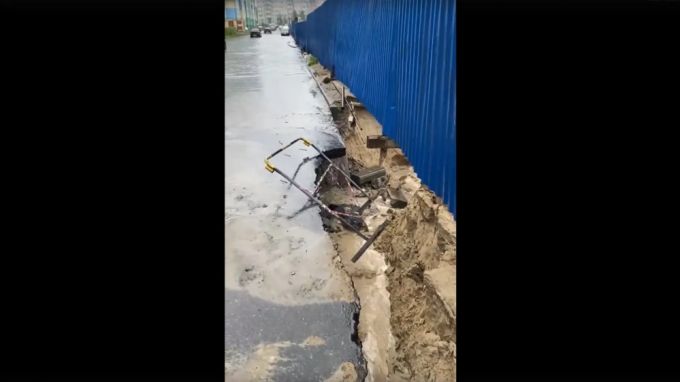 Обочину дороги в микрорайоне Ноябрьска размыло дождем