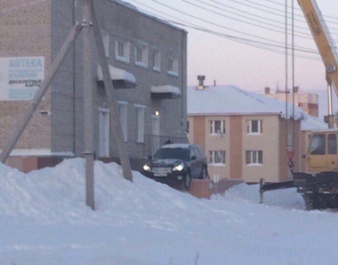 Новый год на крыльце. В Новом Уренгое обсуждают курьезный случай