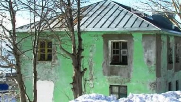 В Новом Уренгое расселенные дома облюбовали бомжи