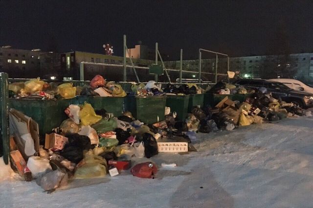 Новоуренгойцы жалуются на переполненные мусорные баки