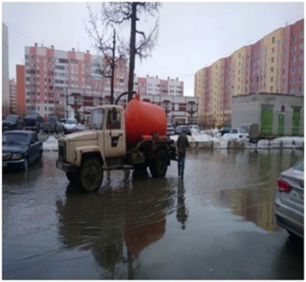 В Новом Уренгое ликвидировали «озеро» на парковке, где на лодке плавали дети