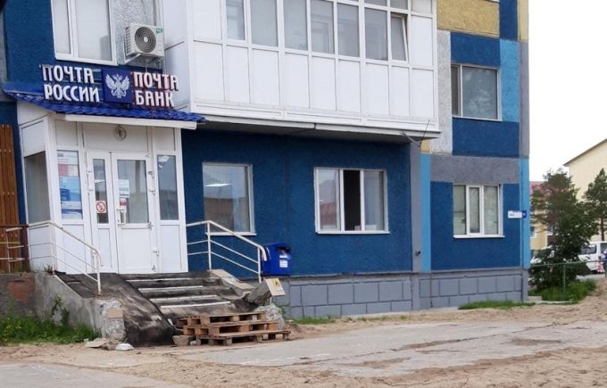 Деревянная конструкция шатается: на опасные ступени крыльца у почты жалуются жители Ноябрьска