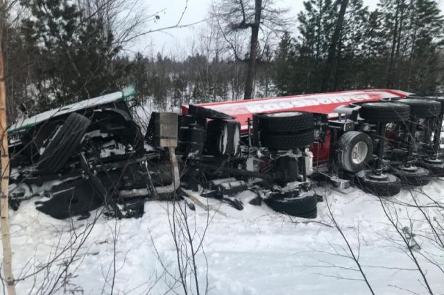 В Надымском районе водитель повалил свой тягач на бок в кювет