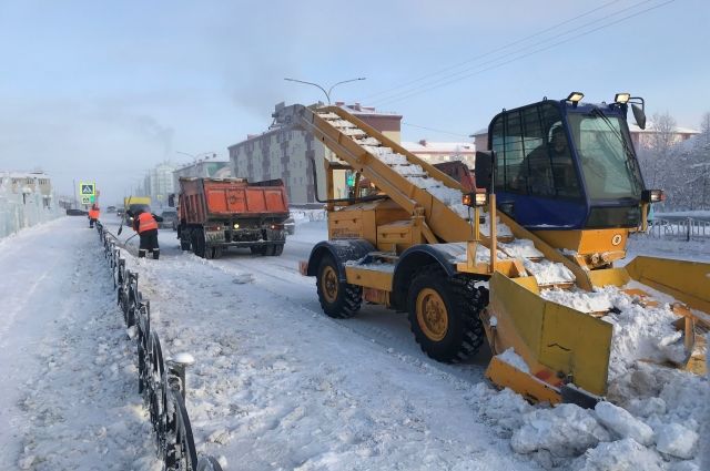 На Ямале избавляются от снега, который накопился за время морозов
