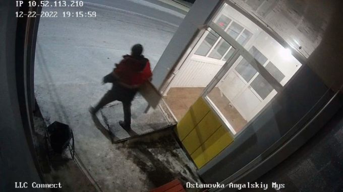 В Салехарде замерзающий северянин стырил радиатор из теплой остановки
