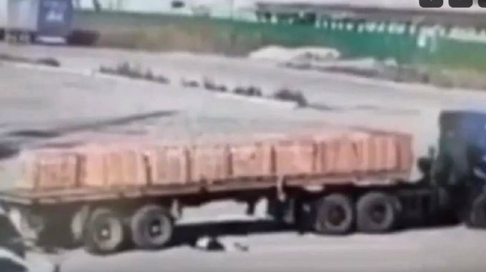 Попытался остановить длинномер и погиб: трагедия в Салехарде попала на видео