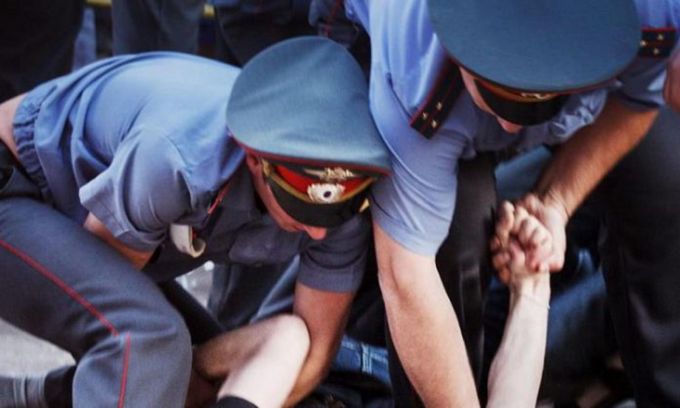 В Новом Уренгое женщина вызвала полицейских и напала на одного из них