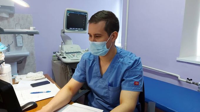 Молодой «врач, нужный Ямалу» спас жизнь мужчине прямо на борту самолета