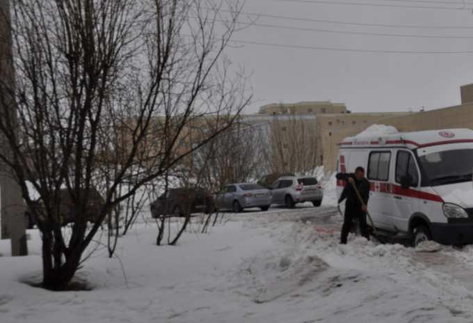 На Ямале скорая помощь застряла в снегу во дворе больницы.