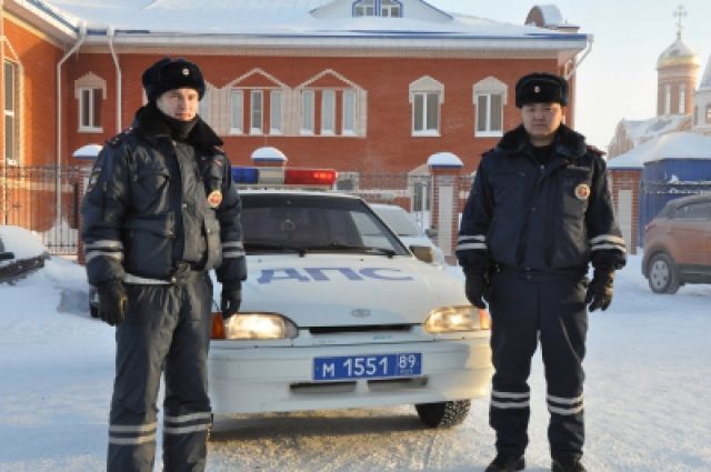 В Новом Уренгое автоинспекторы спасли от возгорания автомобиль