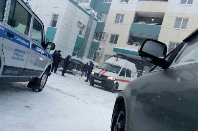 В Ноябрьске мужчина выпал с шестого этажа