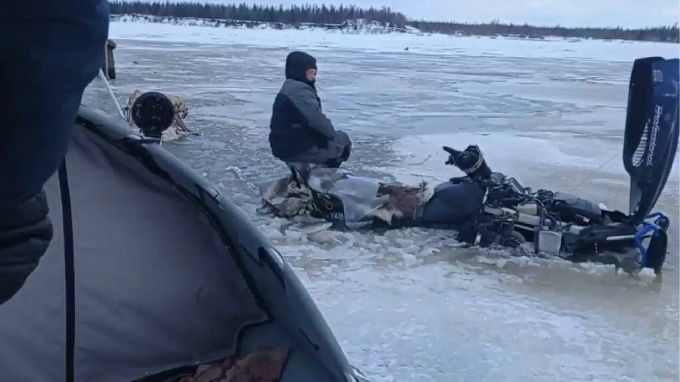 На Ямале спасли провалившегося под лед водителя снегохода