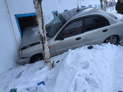 В Тарко-Сале накажут женщину, у которой угнали машину. 