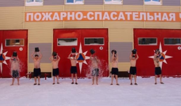 В Тарко-Сале сотрудники МЧС занимаются закаливанием на лютом холоде