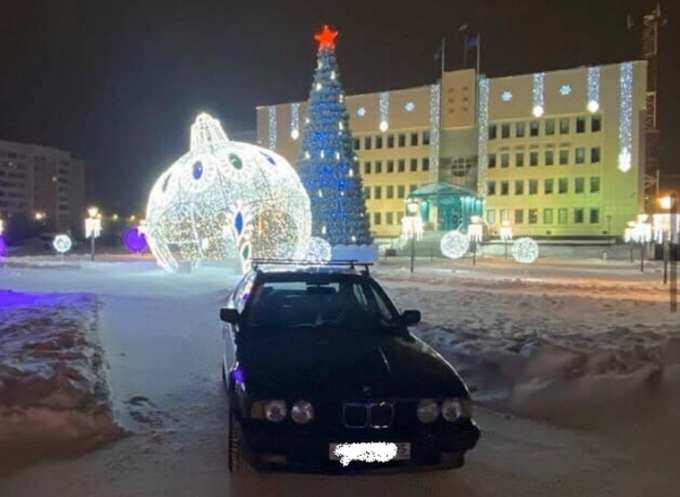 Ямальского автомобилиста наказали за новогоднюю фотосессию.