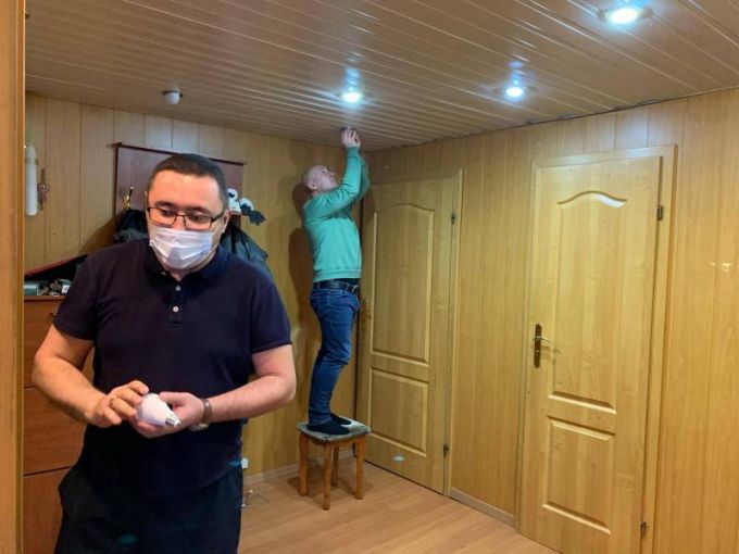 Ямальский депутат помог заменить электропроводку в квартире инвалида