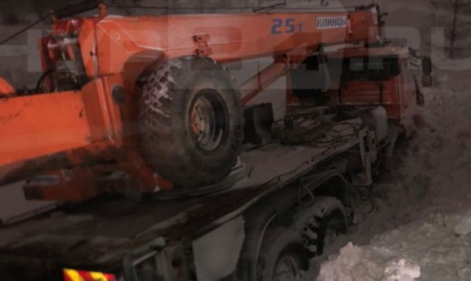 В Новом Уренгое пьяный водитель опрокинул автокран в кювет