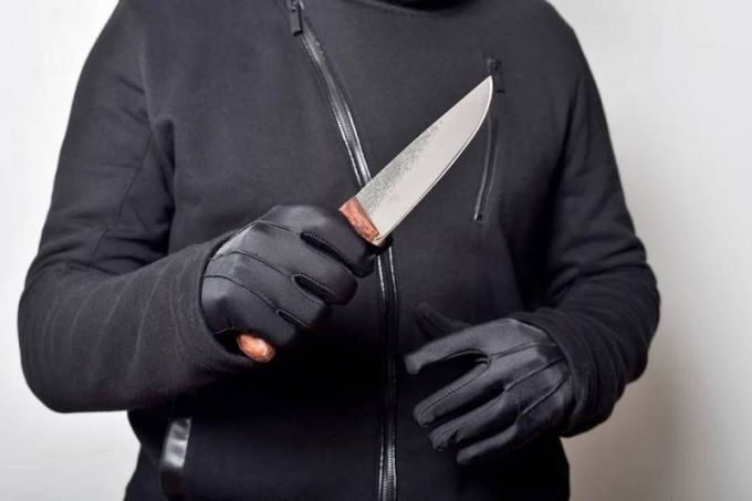 В Тазовском налетчик ограбил клиентов банка