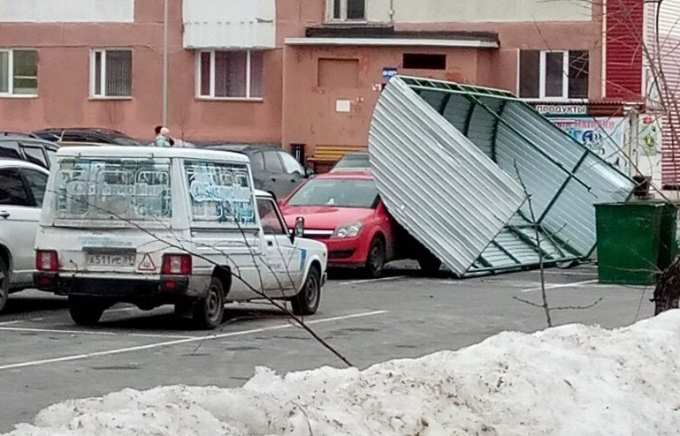 Ветер, ветер! Ты могуч... В Новом Уренгое летают "ракушки"