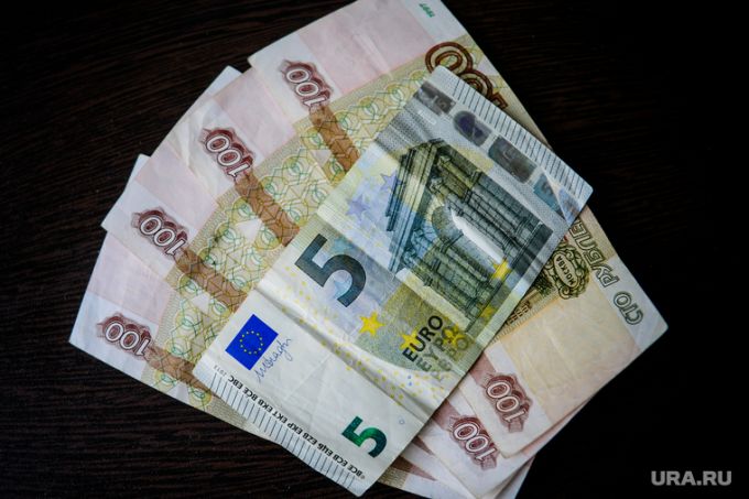 Евро подорожал до 128 рублей, сервис Apple Pay прекратил работу.