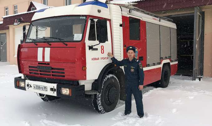 В Новом Уренгое сотрудник МЧС спас собаку, провалившуюся под лёд