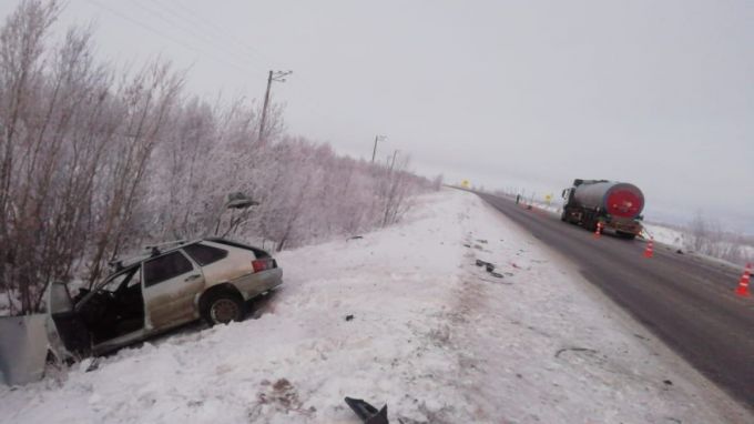 Автомобиль LADA столкнулся с фурой на трассе «Сургут – Салехард»