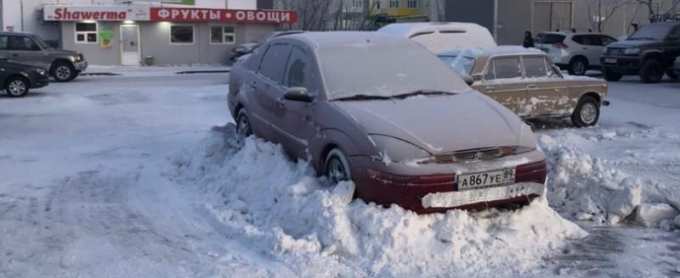«Игра престолов» от «Уренгойгоравтодор»: наглым автолюбителям приготовили снежный трон