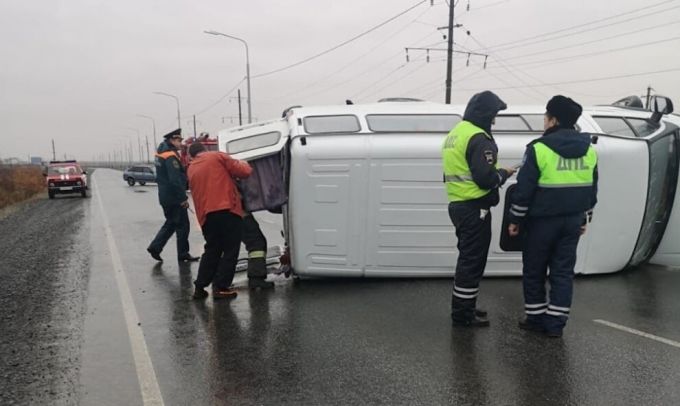 В Лабытнанги перевернулся пассажирский автобус с людьми