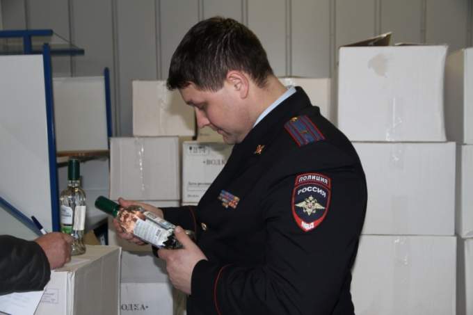 Ямальские полицейские изъяли 565 бутылок водки сомнительного производства
