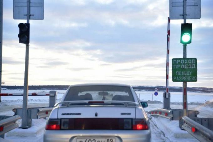 На ледовой переправе Салехард – Лабытнанги открыли третью полосу и закрыли первую