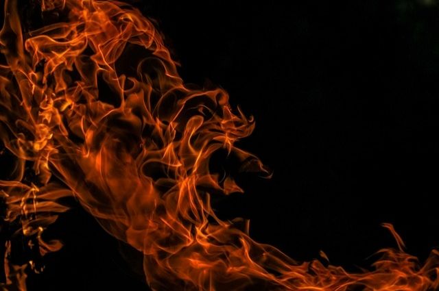 На Ямале тушили пожар в двухэтажном доме