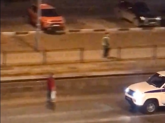 В Новом Уренгое полицейские проигнорировали человека посреди дороги