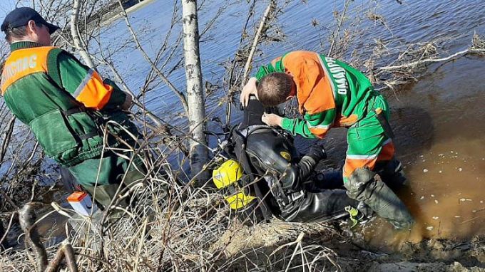 В Новом Уренгое упавшего в реку парапланериста ищут водолазы