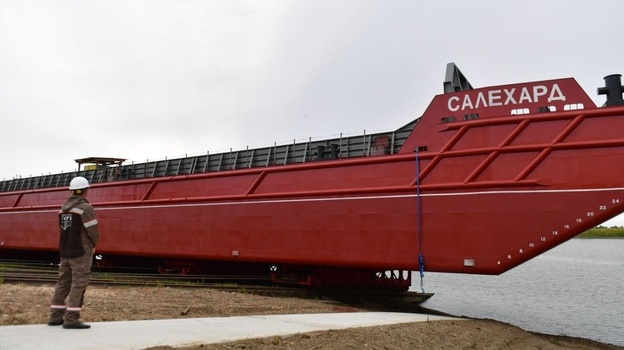 Тяжеловес для Ямала. Баржу «Салехард» спустили на воду