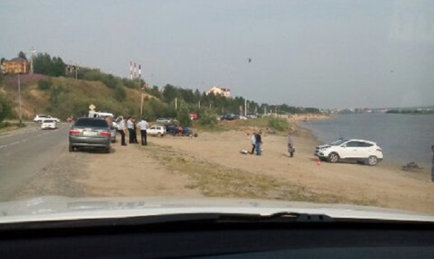 В Салехарде автомобиль задавил загоравшую на пляже женщину