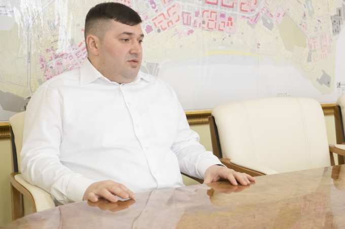 Глава Салехарда обеднел на четыре миллиона, но купил три машины