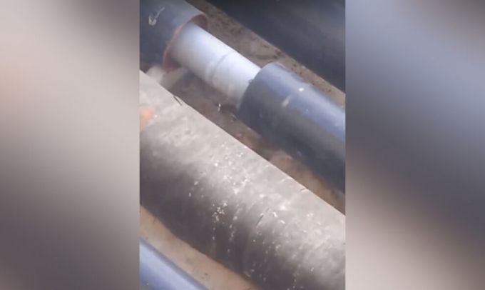 Жители Тарко-Сале пожаловались на протечку недавно уложенных труб отопления