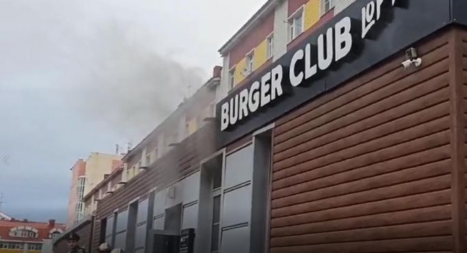 В Салехарде загорелся ресторан быстрого питания «Бургер Клаб»