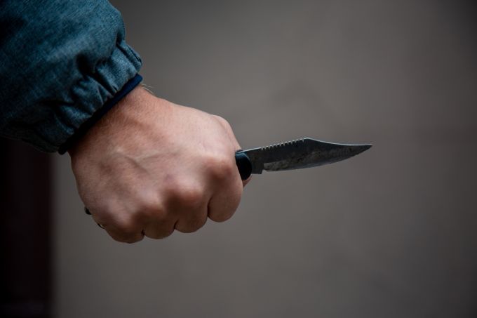 В Ямальском районе 19-летний юноша изрезал ножом 17-летних собутыльников