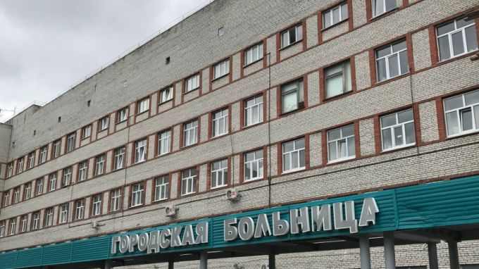 В Новом Уренгое мужчина погиб, выпав из окна больницы