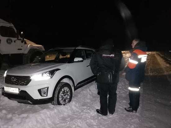В ЯНАО спасатели помогли людям, которые оказались в снежном плену