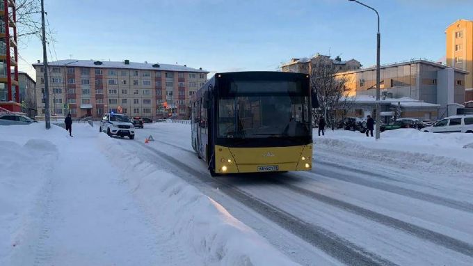 В центре Салехарда школьница чудом не попала под колеса автобуса