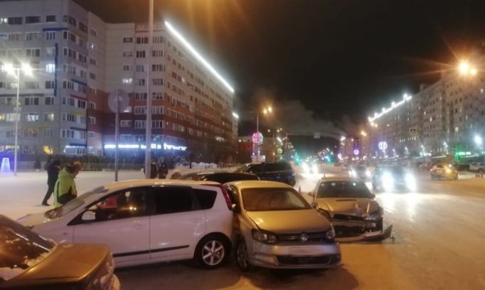В Новом Уренгое сразу шесть машин пострадали в аварии