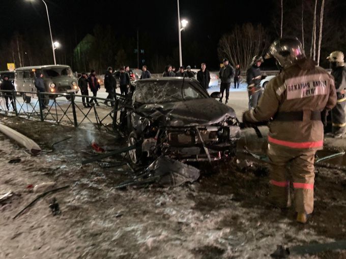Машина превратилась в груду железа: на Ямале водитель иномарки влетел в столб