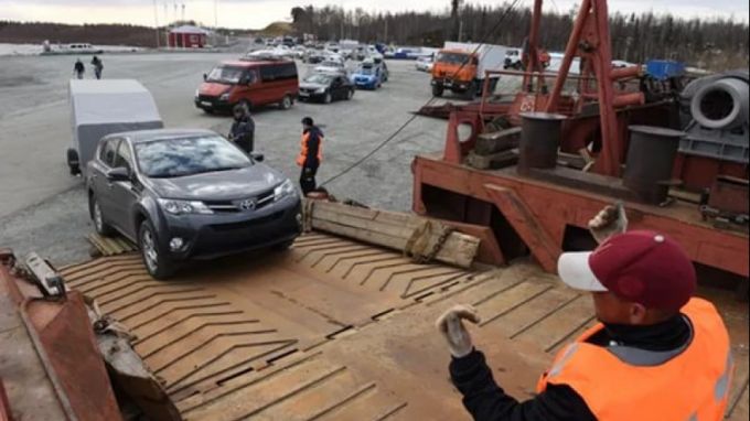 Первый паром Салехард-Приобье перенесли на другую дату