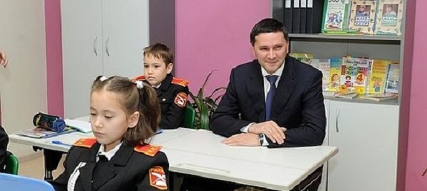 Дмитрий Кобылкин сел за парту, чтобы поздравить учителей с праздником
