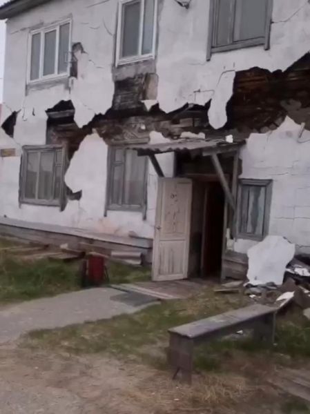 В Пуровском районе чиновников обязали расселить аварийную деревяшку на 7 лет раньше