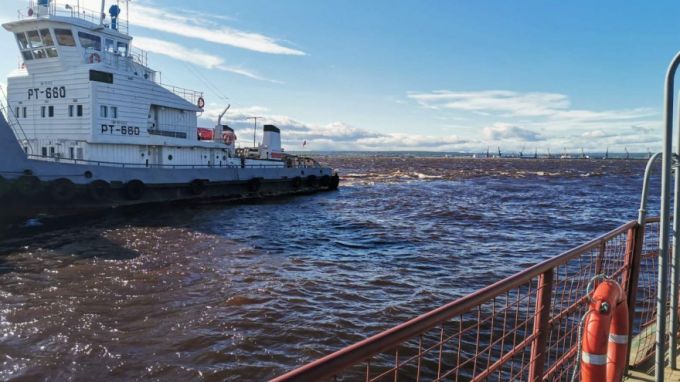На переправе Салехард - Лабытнанги из-за сильного ветра сократили число паромов