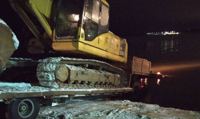 На Оби скатился в воду грузовик с прицепом. Прокуратура разбирается в обстоятельствах