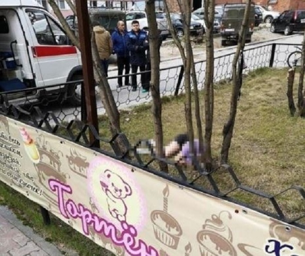 В Новом Уренгое прохожие нашли под окнами многоэтажки труп. Идет проверка